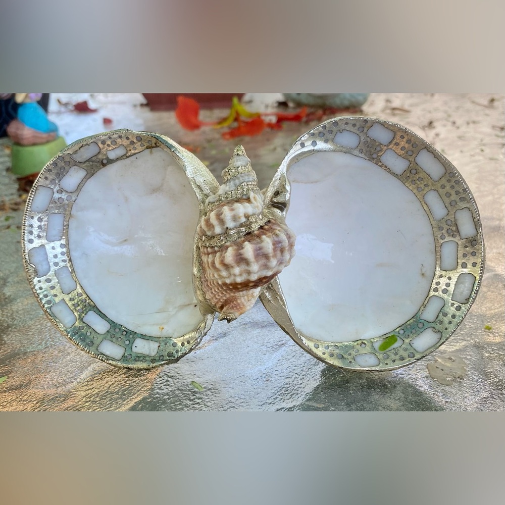 Gold and Cream Venus Clam Seashell Trinket/Snack Dish with Gold Trim
